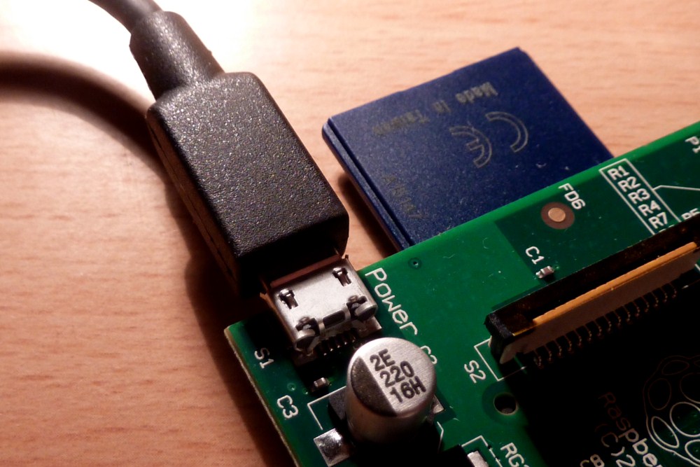 Raspberry Pi - Cordon d'alimentation et carte SD